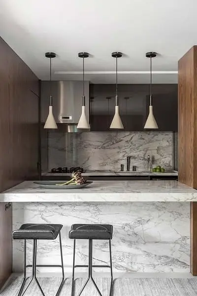 Balcão de mármore em cozinha americana fica elegante em decoração preta e branca