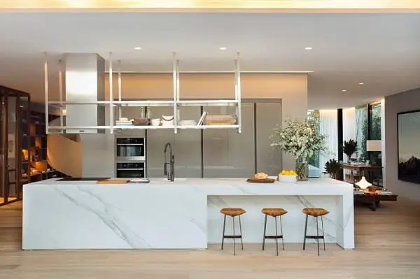 Balcão de mármore na cozinha: cozinha integrada e ampla (projeto: Cosentino)