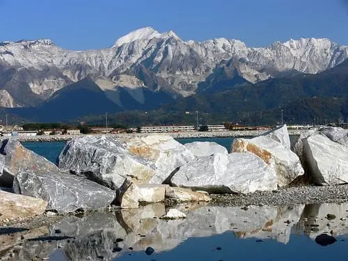 Balcão de mármore: província de Carrara, na Itália, onde é extraído o mármore de mesmo nome