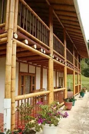 Casa de bambu: bambu usado em pousada traz clima rústico e aconchegante