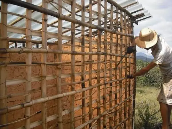Casa de Bambu: bioconstrução com trama de bambu a pique (foto: guiadepermacultura.com.br)