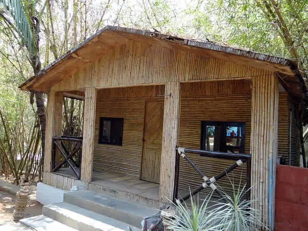 Casa de bambu: cabana de bambu com telhado de duas águas