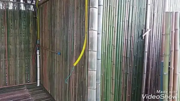 Casa de Bambu: instalação elétrica exposta