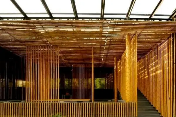 Casa de bambu: material usado nas divisórias internas (foto: Larry Speck)