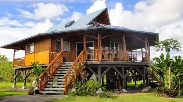 Casa de bambu é uma ótima opção para residência no campo