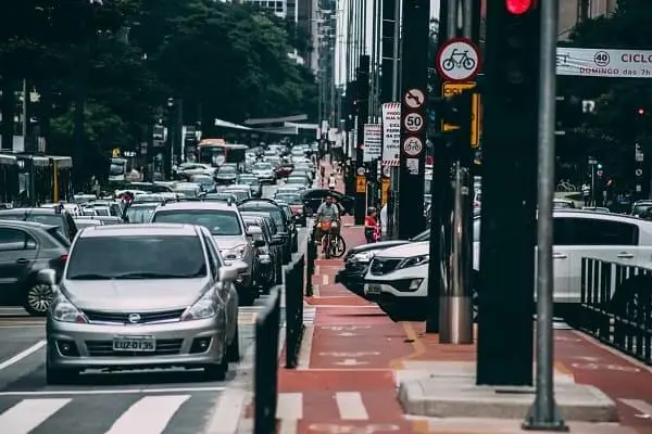 Centro Histórico de São Paulo: carros na Avenida Paulista