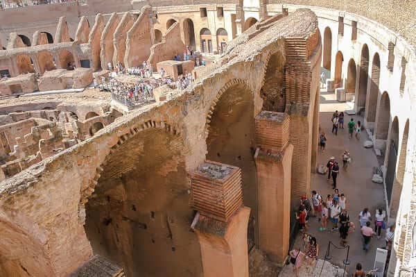 Coliseu de Roma: turistas conhecendo os corredores