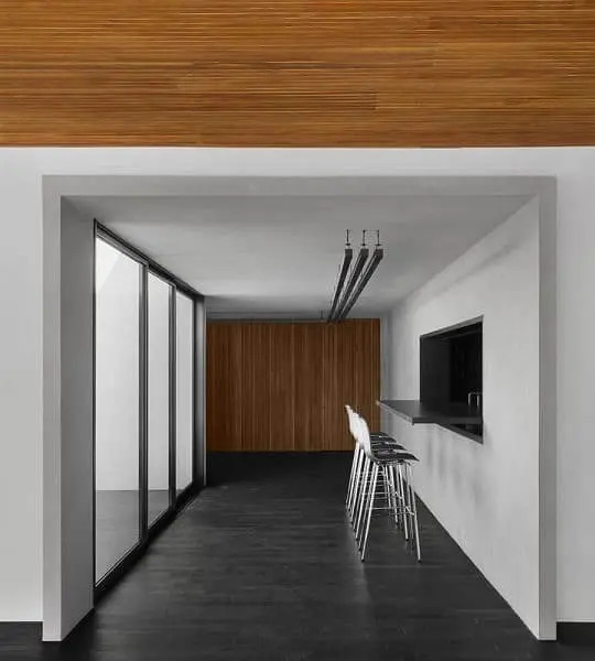 Guilherme Torres: MV House - piso de ardósia e parede de madeira