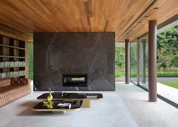 Guilherme Torres: PA House - sala de estar com parede de mármore
