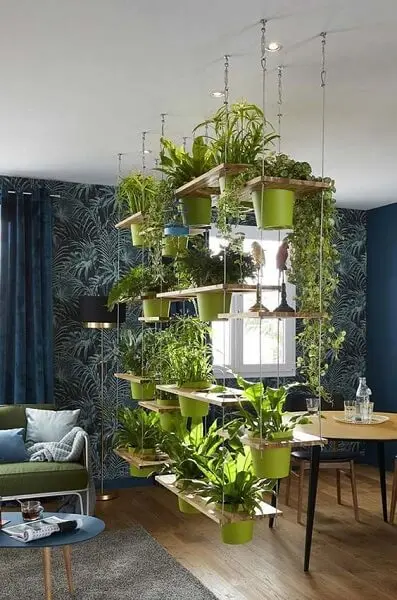 Urban Jungle: vasos pendurados são opção interessante para espaços menores (foto: Pinterest)
