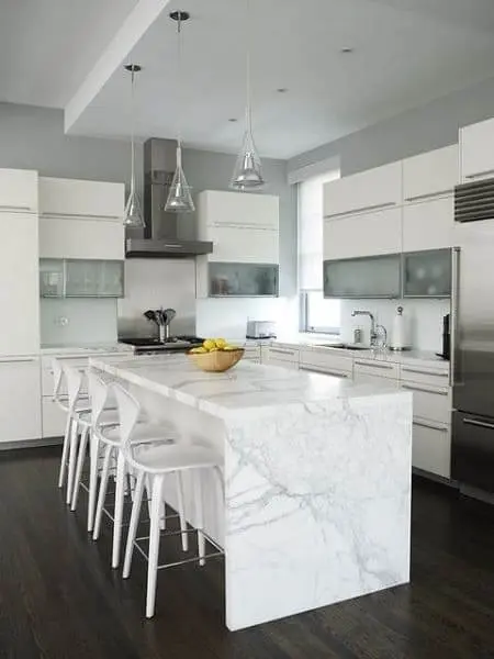 Balcão de mármore branco na cozinha deixa o espaço elegante