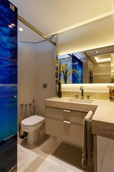 Balcão de mármore no banheiro combina com piso e parede (projeto: Juliana Pippi)