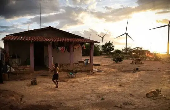 Energia eólica: vilarejo no Piauí próximo às torres de energia eólica (foto: Zanone Fraissat/Folhapress)