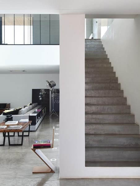 Escada de concreto aparente e parede branca (projeto: Guilherme Torres)