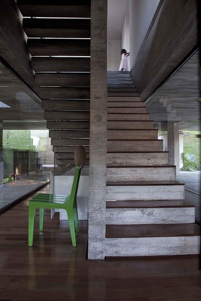 Escada de concreto bruto (projeto: Marcos Bertoldi)