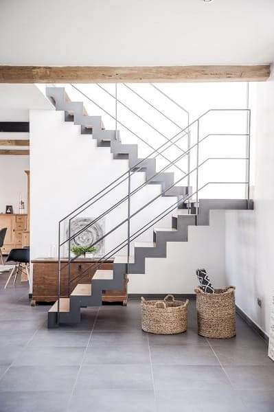 Escada de concreto com cestas embaixo (foto: Pinterest)
