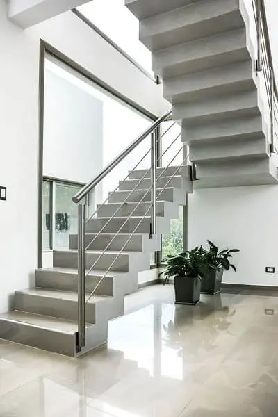 Escada de concreto com corrimão de aço (foto: Pinterest)
