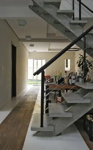 Escada de concreto com corrimão de ferro (foto: Pinterest)