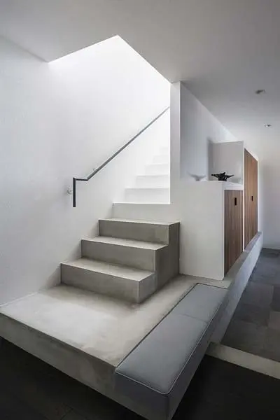 Escada de concreto com corrimão de ferro é opção para espaços minimalistas (foto: Pinterest)