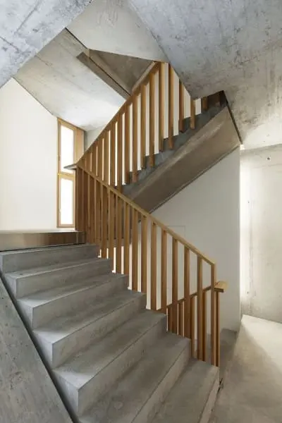 Escada de concreto com corrimão de madeira (projeto: Pinterest)