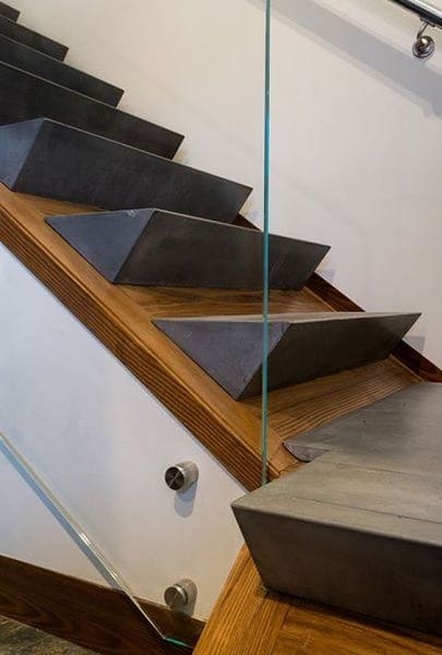 Escada de concreto com degrau colado em base de madeira (foto: Pinterest)