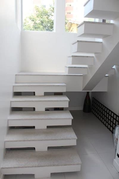 Escada de concreto com granito (foto: Pinterest)