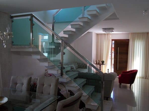 Escada de concreto com guarda-corpo de vidro (projeto: Valney Cunha)