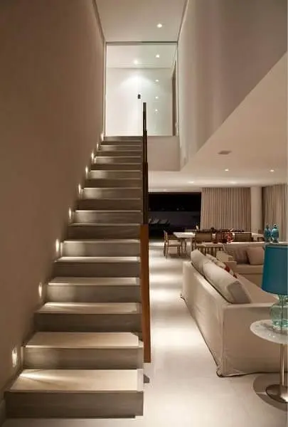Escada de concreto com iluminação traz segurança e deixa o ambiente bonito (projeto: SQ+ Arquitetos Associados)