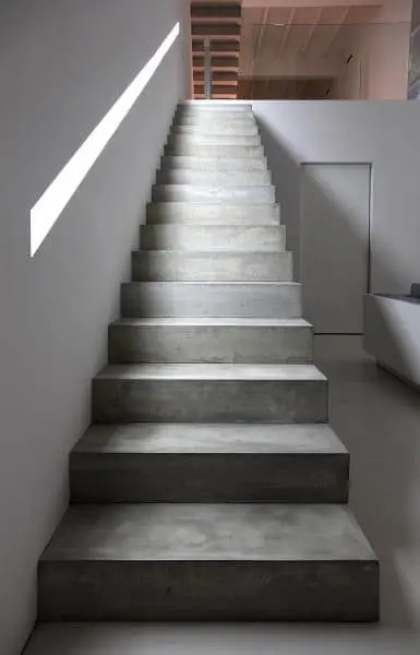 Escada de concreto com iluminação zenital (projeto: Borja Gárcia)