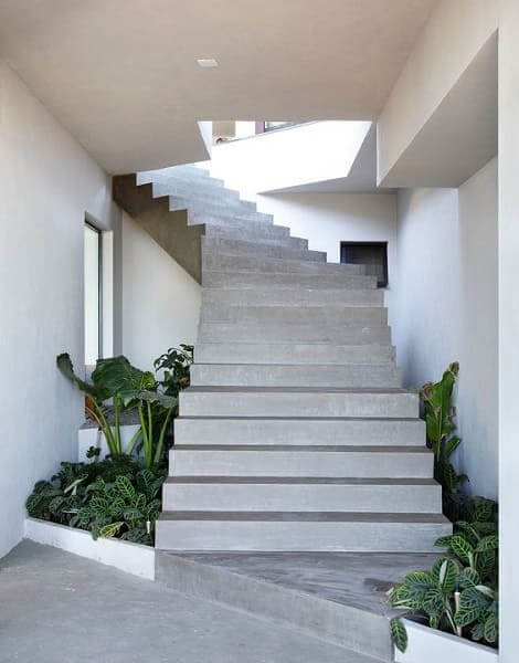 Escada de concreto com jardim embaixo (foto: Pinterest)