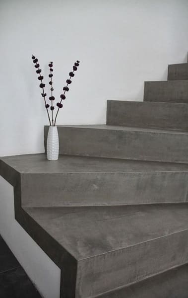 Escada de concreto com vaso branco (projeto: Pinterest)