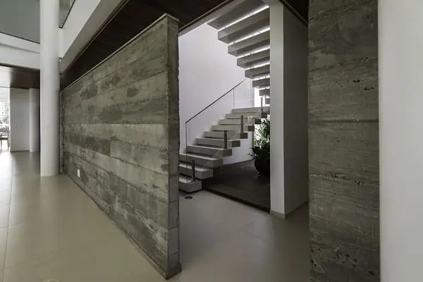 Escada de concreto combina com decoração brutalista (projeto: Barillari Arquitetura)