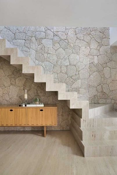 Escada de concreto e parede de pedra (foto: Pinterest)