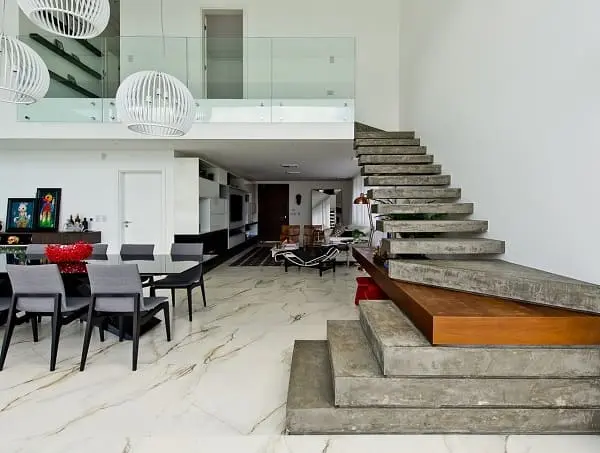 Escada de concreto e piso de mármore (projeto: Espaço do Traço Arquitetura)