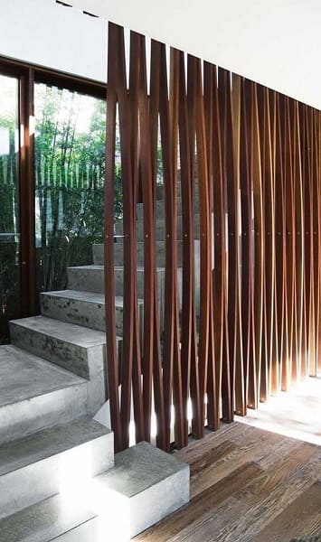 Escada de concreto em L com painel de madeira (foto: Pinterest)