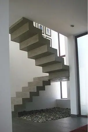 Escada de concreto em leque é interessante para espaços pequenos (foto: Pinterest)