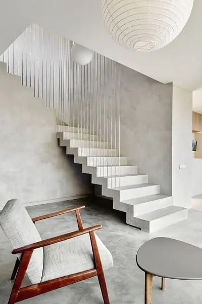 Escada de concreto pintada de branco deixa decoração elegante (foto: Pinterest)