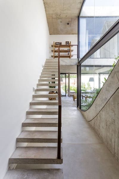 Escada de concreto reta combina com concreto aparente das paredes (foto: Pinterest)