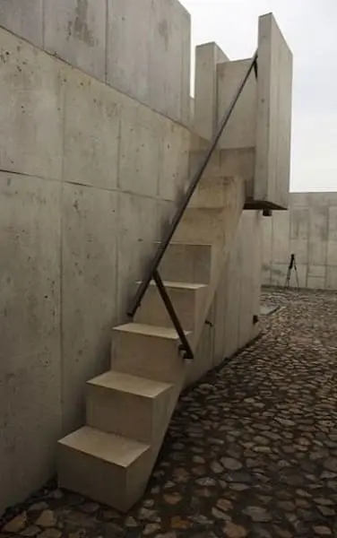 Escada de concreto é ideal para área externa (foto: Pinterest)