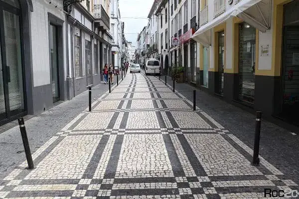 Calçada de Pedra Portuguesa com desenho geométrico em São Miguel, Portugal