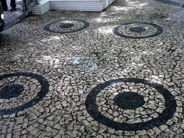 Calçada de Pedra Portuguesa com formato circular em Salvador