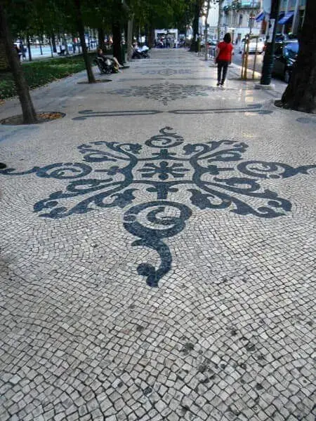 Calçada de pedra portuguesa com desenho em Lisboa, Portugal (foto: Marialba Gaspar)
