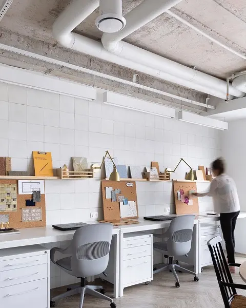 Doma Arquitetura: escritório mesa de trabalho com quadros