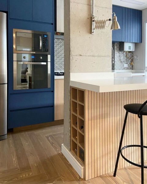 Doma Arquitetura: bancada de cozinha americana e marcenaria azul (foto: @domaarquitetura)