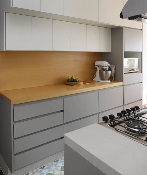 Doma Arquitetura: cozinha com marcenaria cinza e branca (foto: @domaarquitetura)