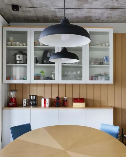 Doma Arquitetura: cozinha com mesa redonda e armário com vidro canelado (foto: @domaarquitetura)