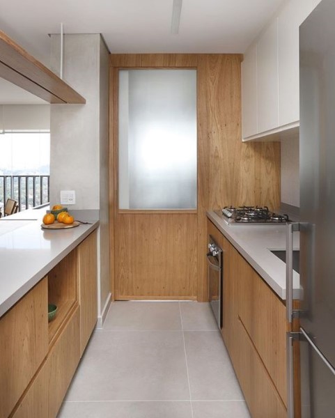 Doma Arquitetura: cozinha com paleta neutra e bancada com madeira freijó (foto: @domaarquitetura)