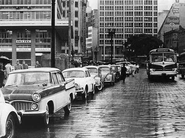 Estatuto da Cidade: São Paulo nos anos 60 - crescimento da cidade e do trânsito começou a causar problemas (foto: Pinterest)