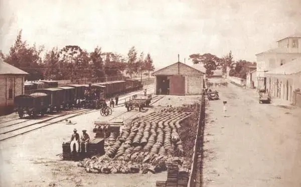 Estação da Luz: pátio da estação nos anos 1860/1870. À direita, a rua Mauá, à esquerda o jardim da luz (foto: estacoesferroviarias.com.br)