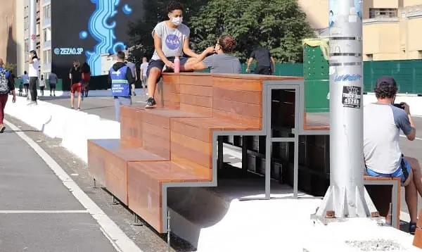 Minhocão bancos de madeira colocados aos finais de semana foto Agência Brasil